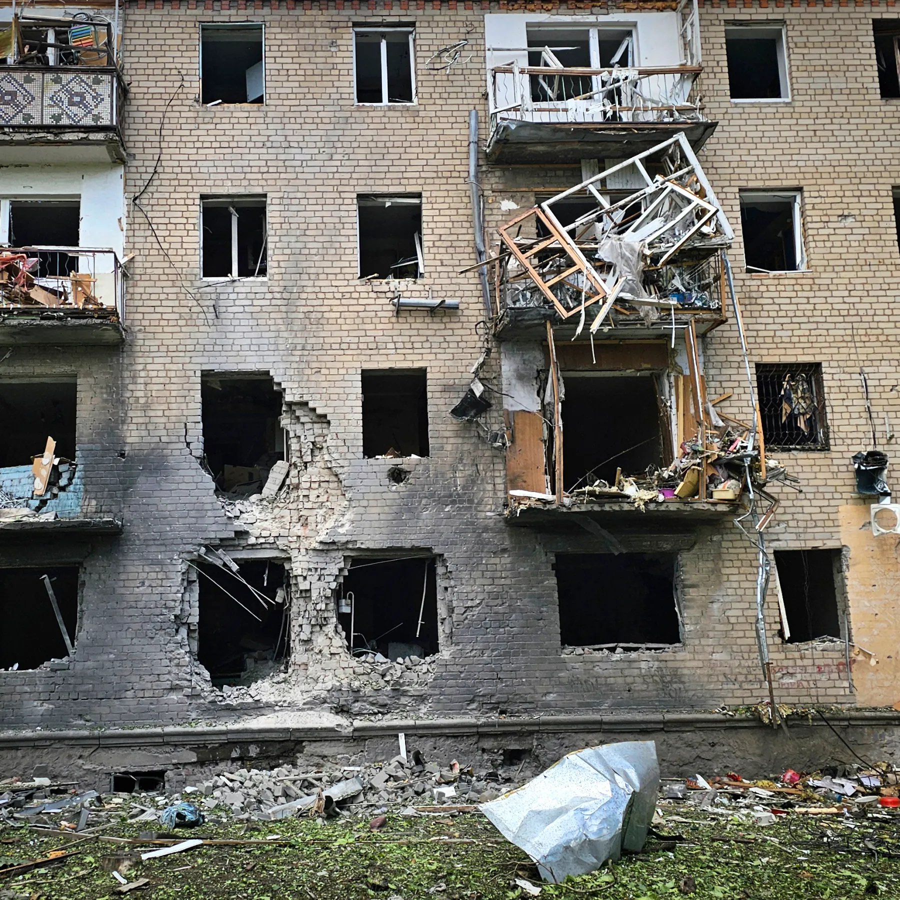 Russian Strikes on Kyiv Kill Nine, Injure 28 as Rescuers Search Rubble